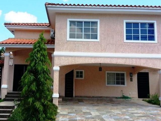 AMPLIA CASA EN ALTOS DE PANAMA CON GARITA DE SEGURIDAD