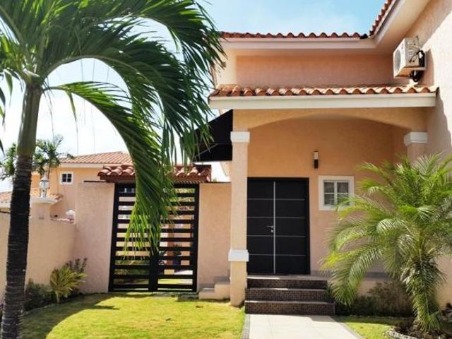 AMPLIA CASA EN ALTOS DE PANAMA CON GARITA DE SEGURIDAD