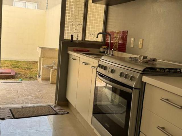 Amplia casa en fraccionamiento con vigilancia
