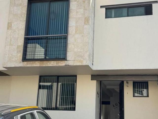 Amplia casa en fraccionamiento con vigilancia