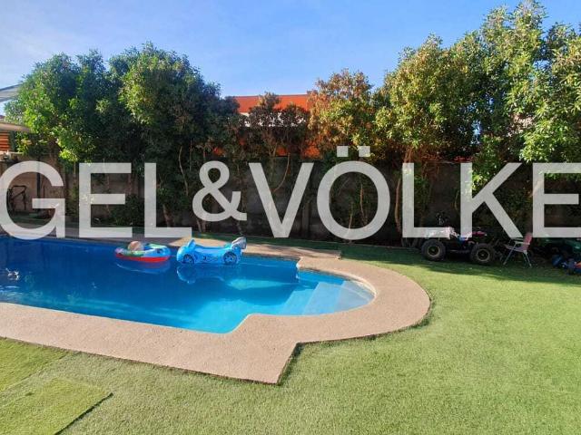 Amplia casa mediterranea en villa residencial