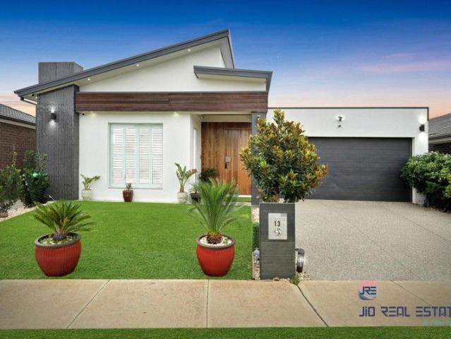 House for sale in Thornhill Park, Melbourne