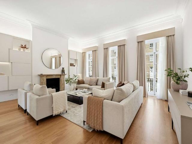 Townhouse for rent in Chelsea, Greater London