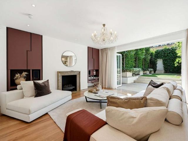 Townhouse for rent in Royal Borough of Kensington and Chelsea, Greater London