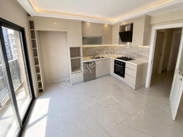 Yeni Girne, Bayraklı içerisinde kiralık mülk