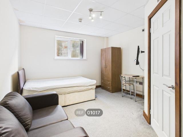 Studio for rent in Hull, Hull and East Yorkshire