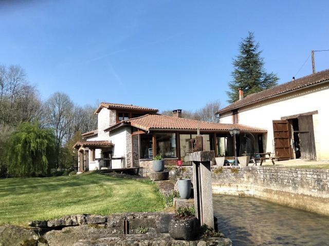 Maison vente à Confolens, Saint-claud