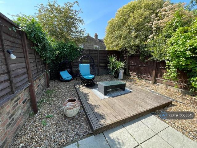 Apartment for rent in Brondesbury, Greater London