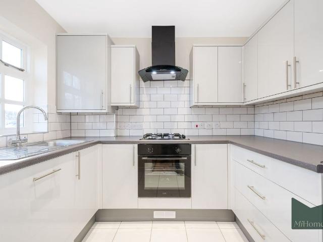 Apartment for rent in Oakwood, Greater London