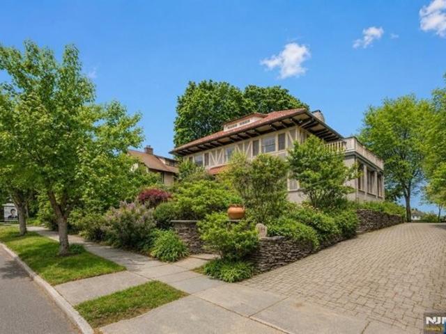 House for sale in Hackensack, New Jersey