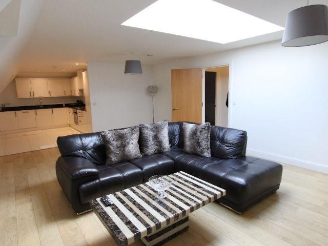 Apartment for rent in Oakleigh Park, Greater London