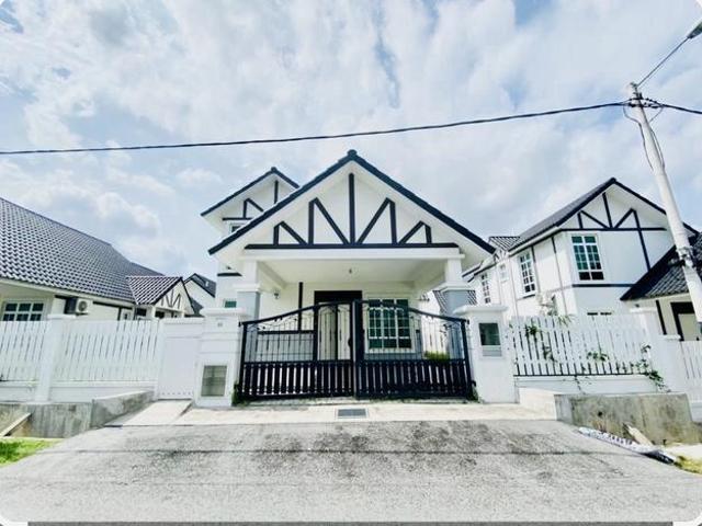 Bungalow for sale in Malaka