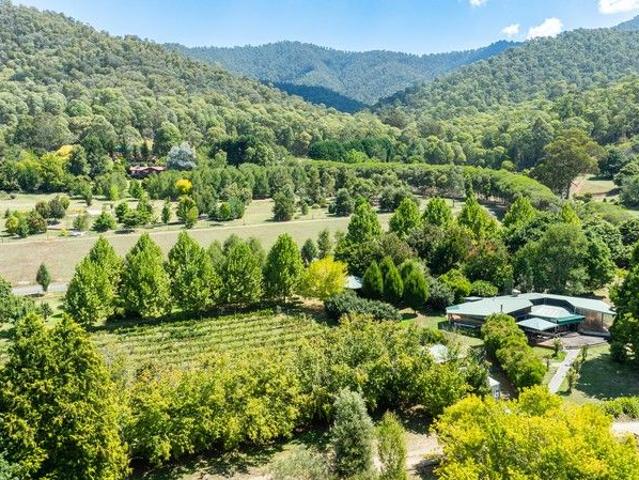 Cottage for sale in Mount Beauty, Victoria