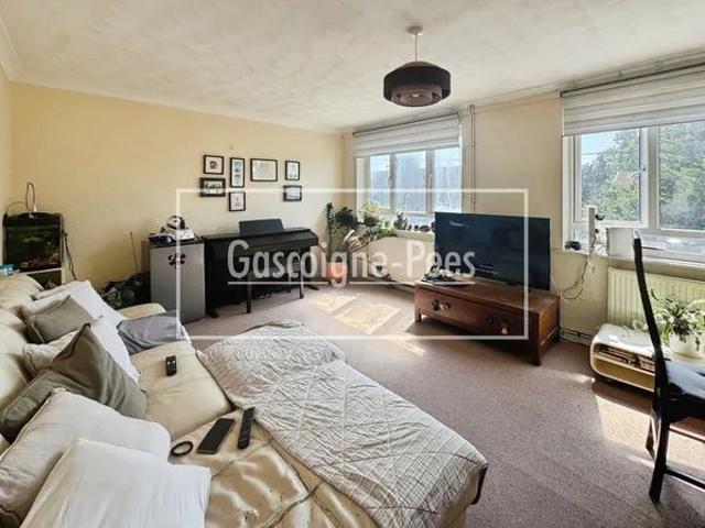 House for rent in Heol-las, Surrey