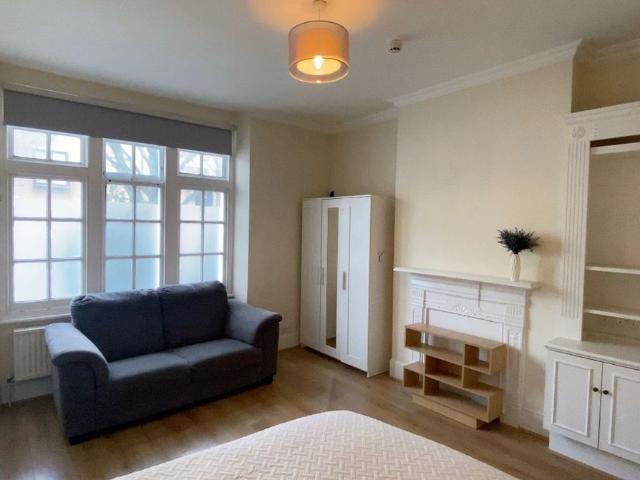 Room for rent in West Kensington, Greater London