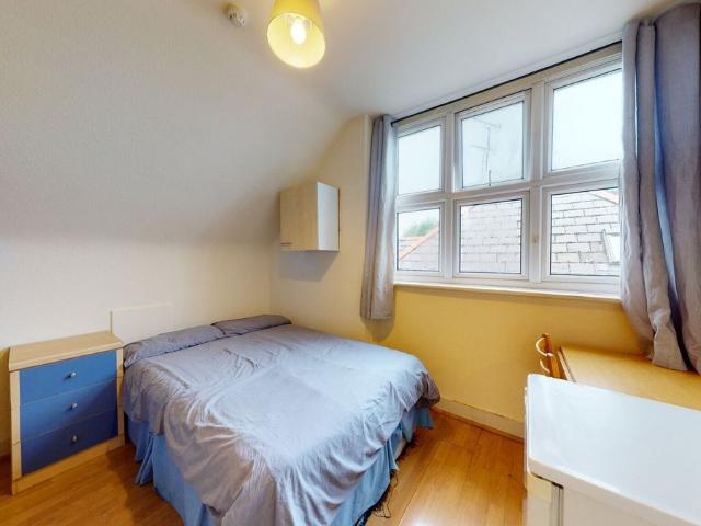 Room for rent in Cricklewood, Greater London