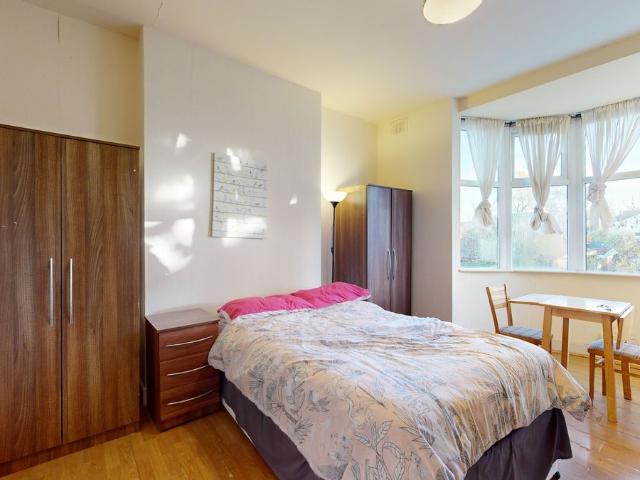 Room for rent in Cricklewood, Greater London