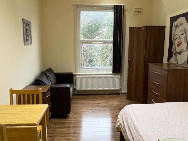 Studio for rent in Cricklewood, Greater London