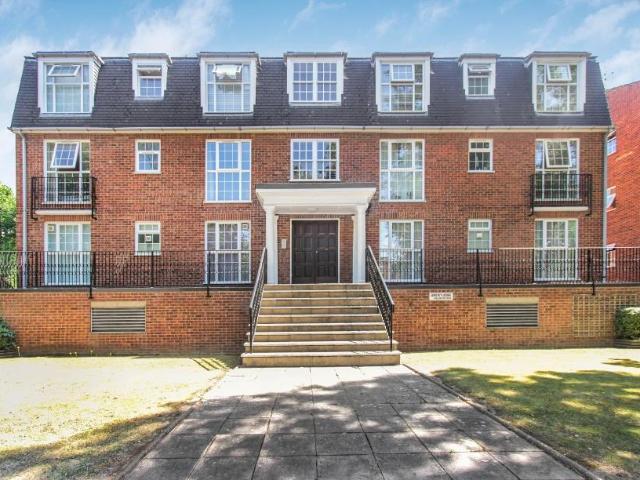 Apartment for rent in Bush Hill Park, Greater London