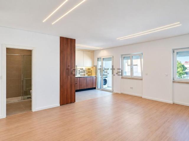 Apartamento venda em Caramujo, Almada