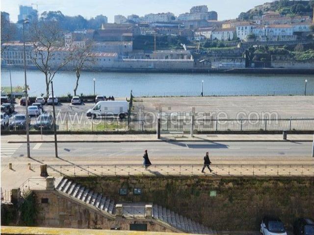 Apartamento alugar em Miragaia, Santo Ildefonso