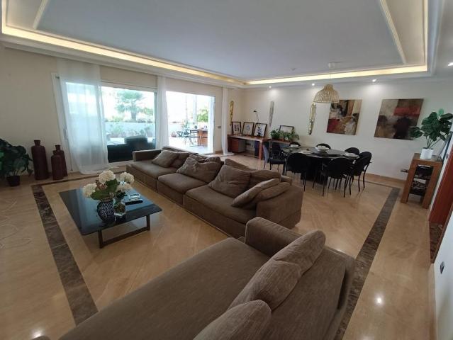 Apartamento en venta en Marbella, Nueva Andalucía