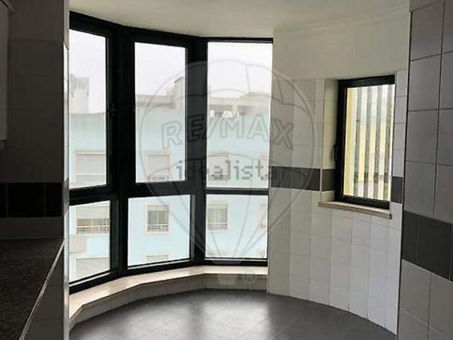 Apartamento alugar em Alembrança, Almada