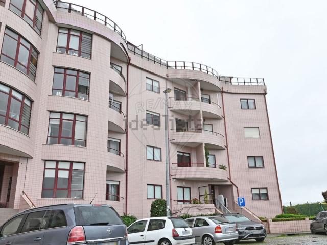 Apartamento alugar em Rio Tinto, Carreira