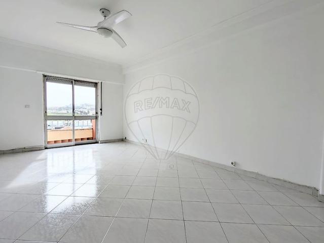 Apartamento alugar em Santiago Dos Velhos, Lisboa