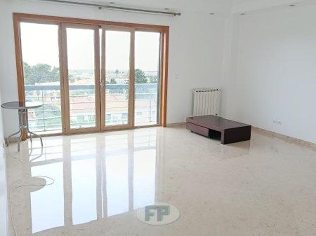 Apartamento alugar em Santiago Dos Velhos, Lisboa