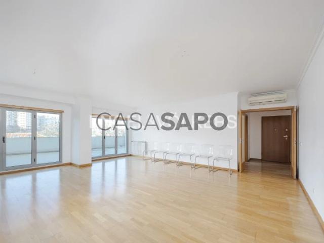 Apartamento alugar em Bairro de Santa Cruz de Benfica, Lisboa