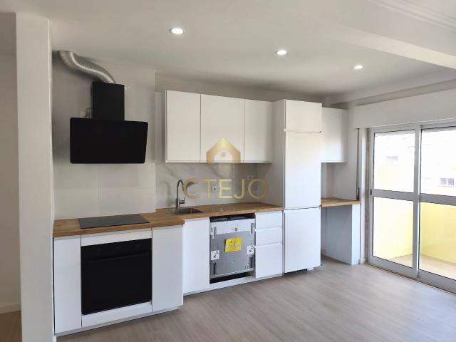 Apartamento venda em Mina de Água, Amadora