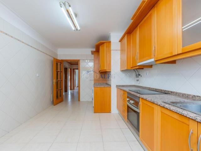 Apartamento alugar em Pirescoxe, Santiago Dos Velhos