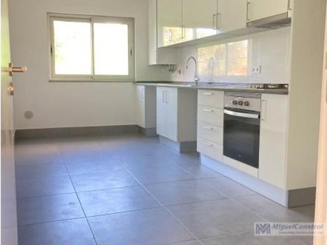 Apartamento alugar em Santiago Dos Velhos, Lisboa