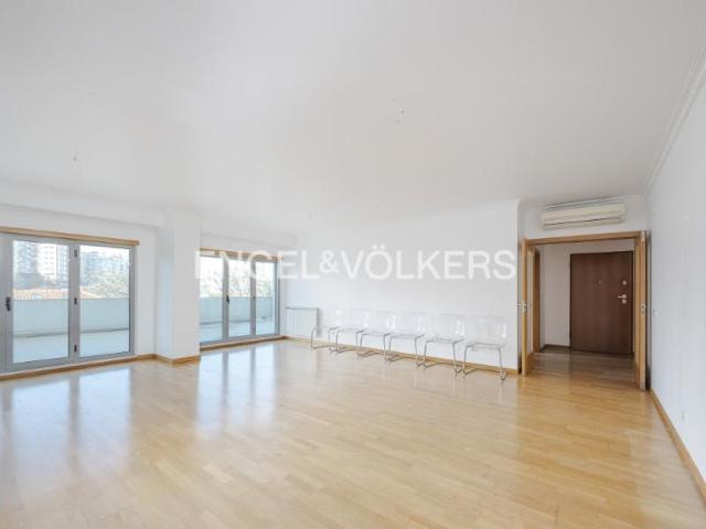 Apartamento alugar em Bairro de Santa Cruz de Benfica, Lisboa
