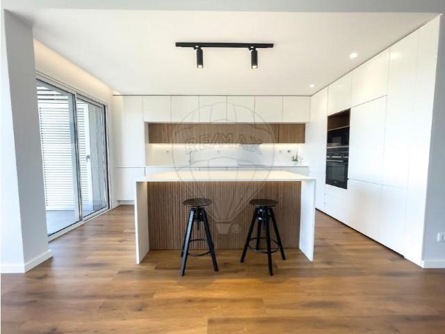 Apartamento alugar em Bairro 18 de Maio, Oeiras