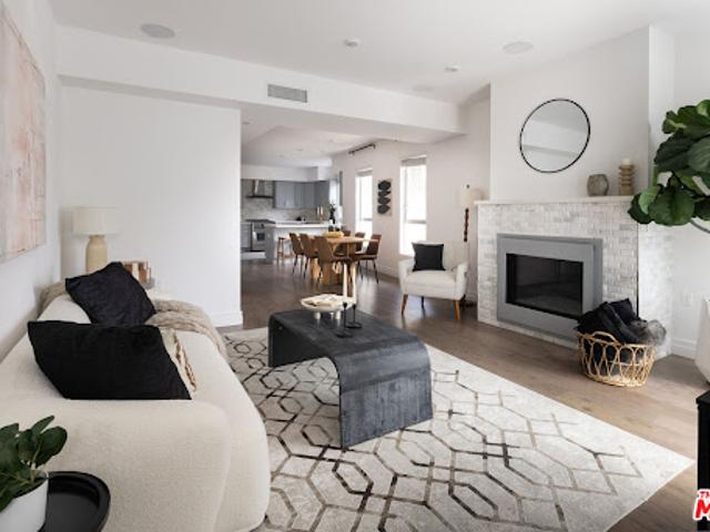 Apartment for sale in Canoga Park, California