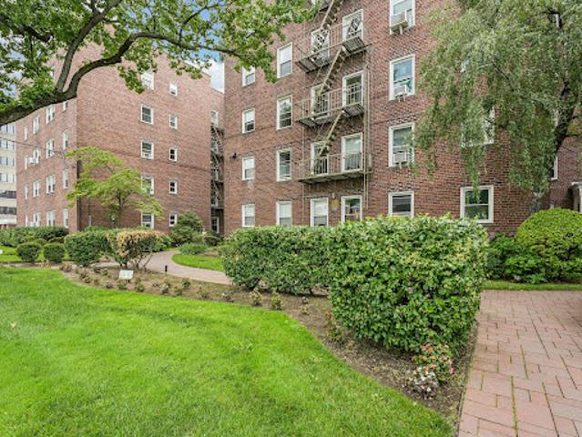 Apartment for sale in Fort Lee, New Jersey