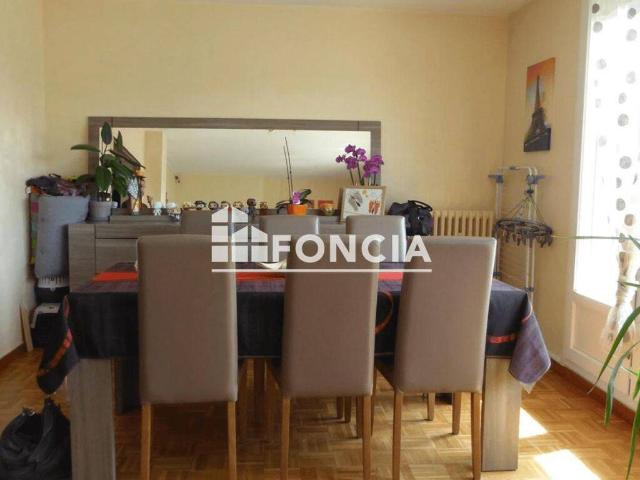 Appartement location à Gare-Senelle-Pont de Paris, Laval