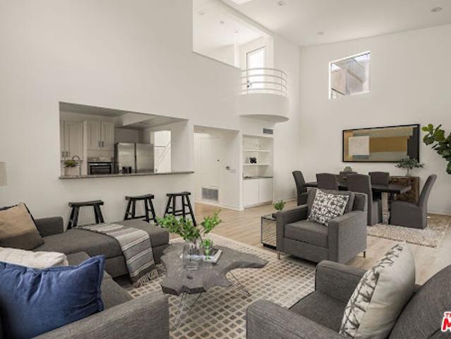 Apartment for sale in Canoga Park, California