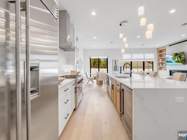 Apartment for sale in Paramus, New Jersey