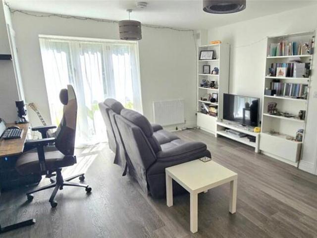 Apartment for sale in Heol-las, Surrey