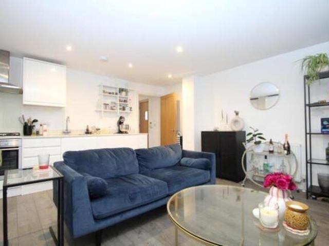 Apartment for sale in Croydon, Waddon