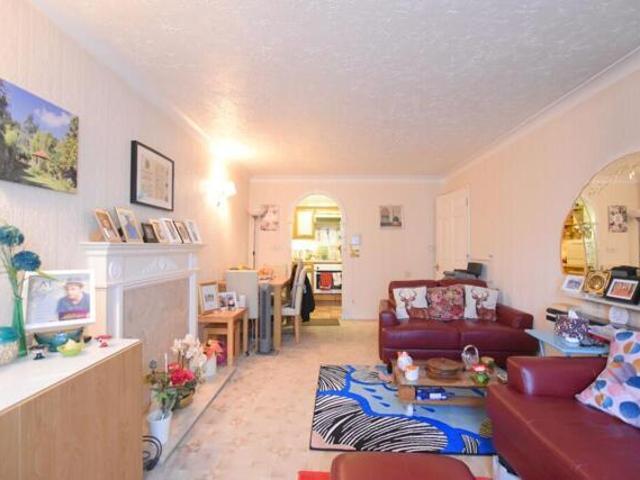 Apartment for sale in Newbury Park, Greater London
