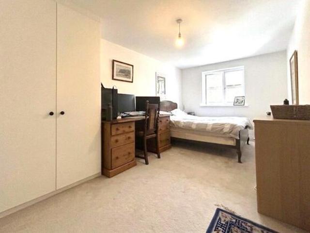 Apartment for sale in Hart, Hampshire