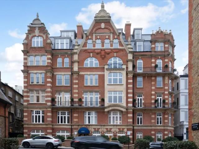 Apartment for sale in Kensington, Greater London