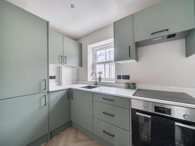 Apartment for sale in Summerstown, Greater London
