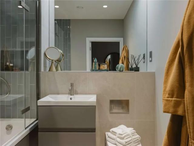 Apartment for sale in Poplar Grove, Greater London