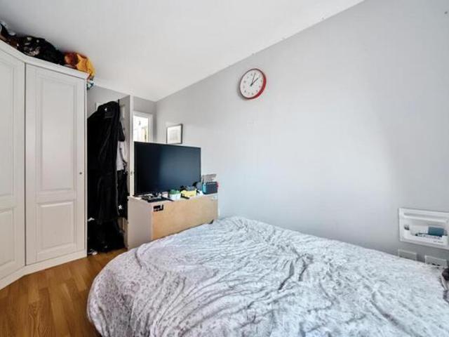 Apartment for sale in Heol-las, Surrey