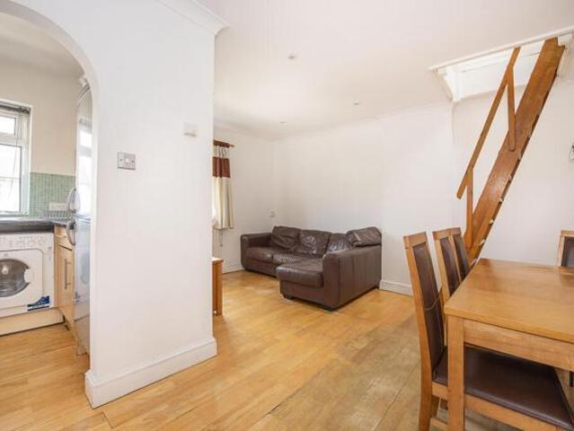 Apartment for sale in Hampton Hill, Greater London